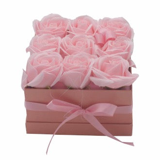 Cutie Patrata cu 9 Flori de Sapun - Trandafiri Roz