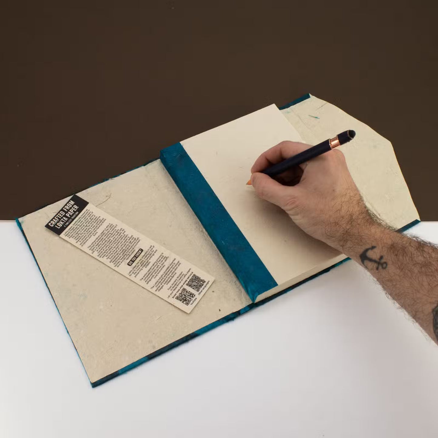Agenda Lokta albastră, realizată manual în Nepal din hârtie naturală, cu 90 de pagini și semn de carte