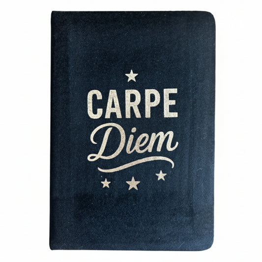 Agendă cu copertă moale din catifea neagră, mesaj Carpe Diem, 80 de pagini și dimensiunea de 15 × 21 cm – Cotomag