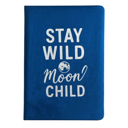 Agendă din catifea albastră „Stay Wild Moon Child”, cu copertă moale, 80 de pagini și dimensiuni 15 × 2 × 21 cm, pentru notițe, dorințe, planuri și reflecții – Cotomag.