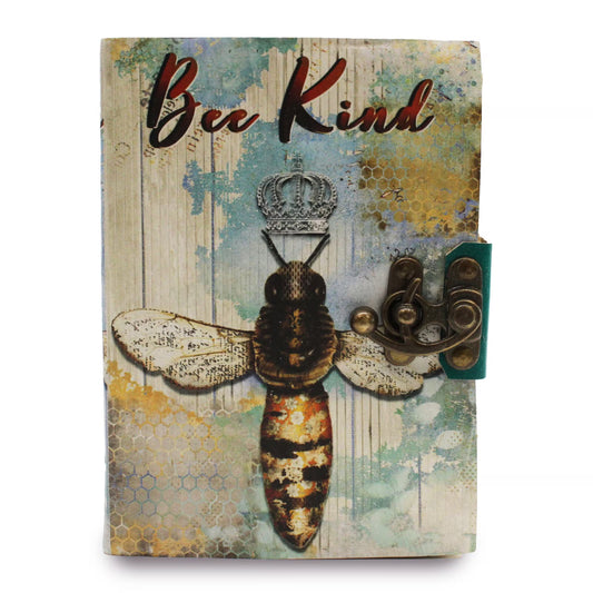 Agendă din piele „Bee Kind”, cu ilustrație cu albină, motive florale, 200 de pagini vintage cu margini zimțate și închidere metalică.