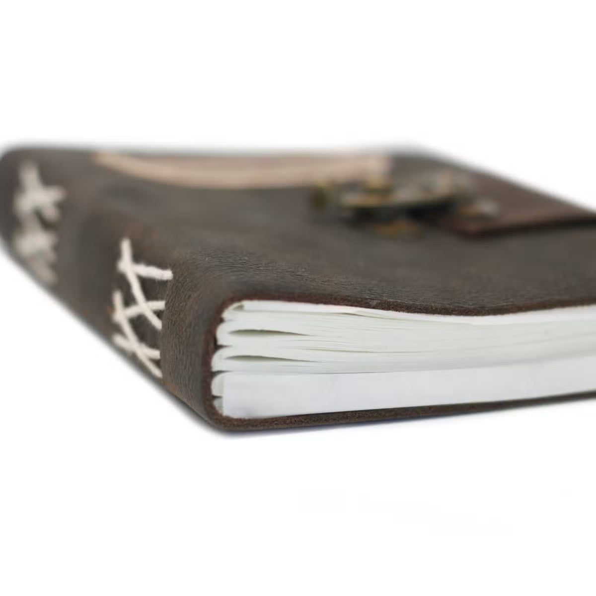 Agendă din piele „Confession”, realizată manual, în nuanță maro foarte închis, cu etichetă decorativă, 200 de pagini simple și închidere cu cataramă metalică.