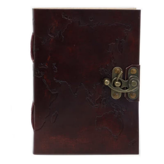 Agendă din piele „Harta Lumii”, realizată manual, în nuanță maro închis, cu model discret al hărții lumii, 200 de pagini simple și închidere cu cataramă metalică.