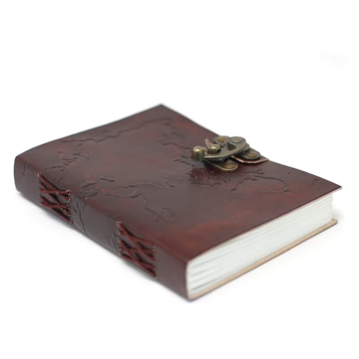 Agendă din piele „Harta Lumii”, realizată manual, în nuanță maro închis, cu model discret al hărții lumii, 200 de pagini simple și închidere cu cataramă metalică.