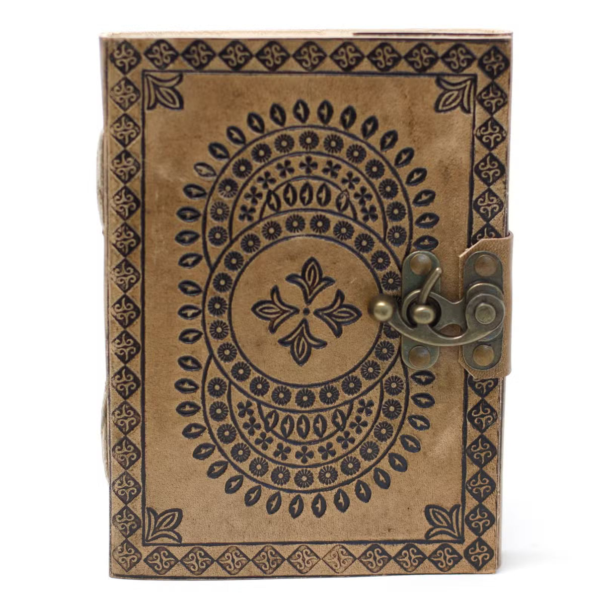Agendă din piele „Mandala”, realizată manual, în nuanță maro deschis, cu model mandala, motive decorative, 200 de pagini simple și închidere cu cataramă metalică.