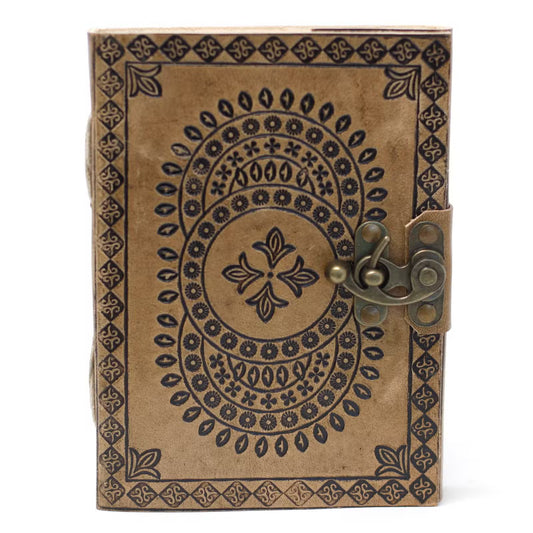 Agendă din piele „Mandala”, realizată manual, în nuanță maro deschis, cu model mandala, motive decorative, 200 de pagini simple și închidere cu cataramă metalică.