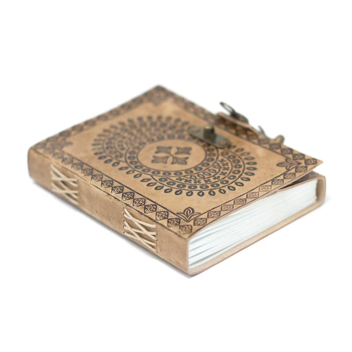 Agendă din piele „Mandala”, realizată manual, în nuanță maro deschis, cu model mandala, motive decorative, 200 de pagini simple și închidere cu cataramă metalică.