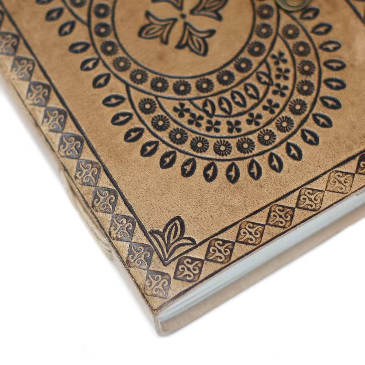 Agendă din piele „Mandala”, realizată manual, în nuanță maro deschis, cu model mandala, motive decorative, 200 de pagini simple și închidere cu cataramă metalică.