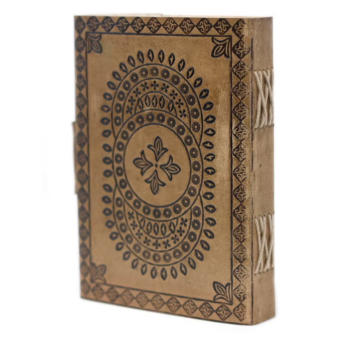Agendă din piele „Mandala”, realizată manual, în nuanță maro deschis, cu model mandala, motive decorative, 200 de pagini simple și închidere cu cataramă metalică.