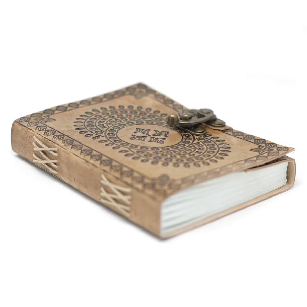 Agendă din piele „Mandala”, realizată manual, în nuanță maro deschis, cu model mandala, motive decorative, 200 de pagini simple și închidere cu cataramă metalică.