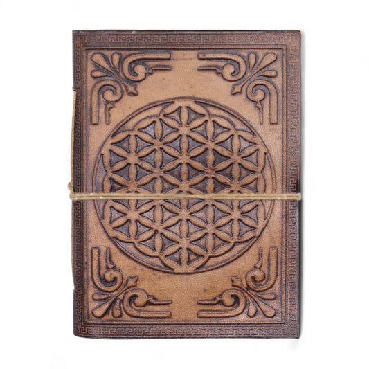 Agendă din piele naturală „Floarea Vieții”, lucrată manual, cu model embosat în relief, 100 de pagini groase nealiniate, format 15 × 12 cm și închidere cu șnur rustic – Cotomag.
