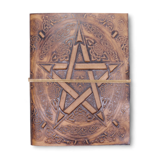 Agendă din piele naturală „Pentagramă – Protecție și Echilibru”, lucrată manual, cu simbol Pentacle embosat în relief, 100 de pagini groase nealiniate, format 15 × 12 cm și închidere cu șnur rustic – Cotomag
