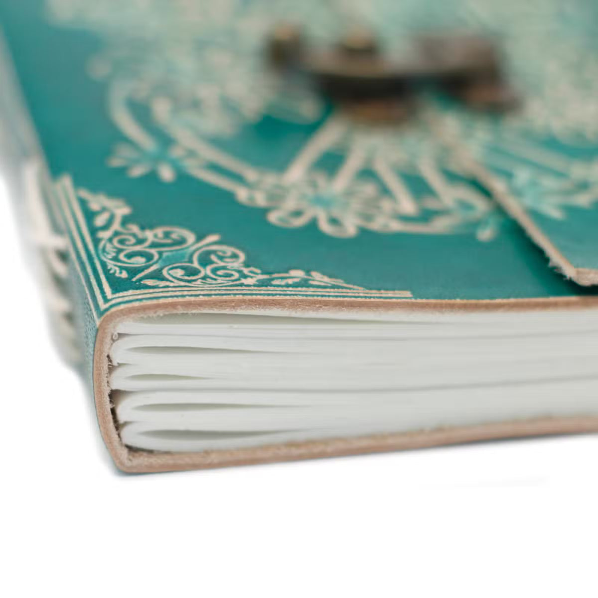 Agendă din piele „Peace”, realizată manual, în nuanță verde-turcoaz, cu motive florale, 200 de pagini simple și închidere cu cataramă metalică.