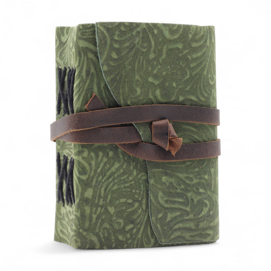 Agendă din piele vintage verde, cu 200 de pagini cu margini neregulate, coperți cusute manual și format compact de 13 × 10 cm – Cotomag.