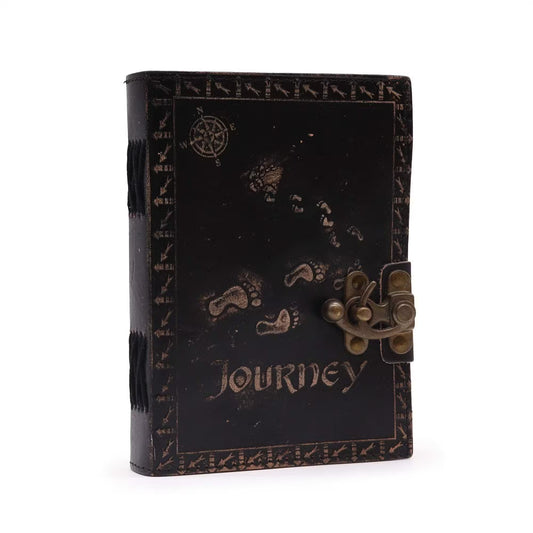 Agendă vintage din piele „Călătorie”, cu 200 de pagini simple, închidere metalică, elemente decorative cu urme de pași și busolă, dimensiune 13 × 18 cm, culoare tan închis