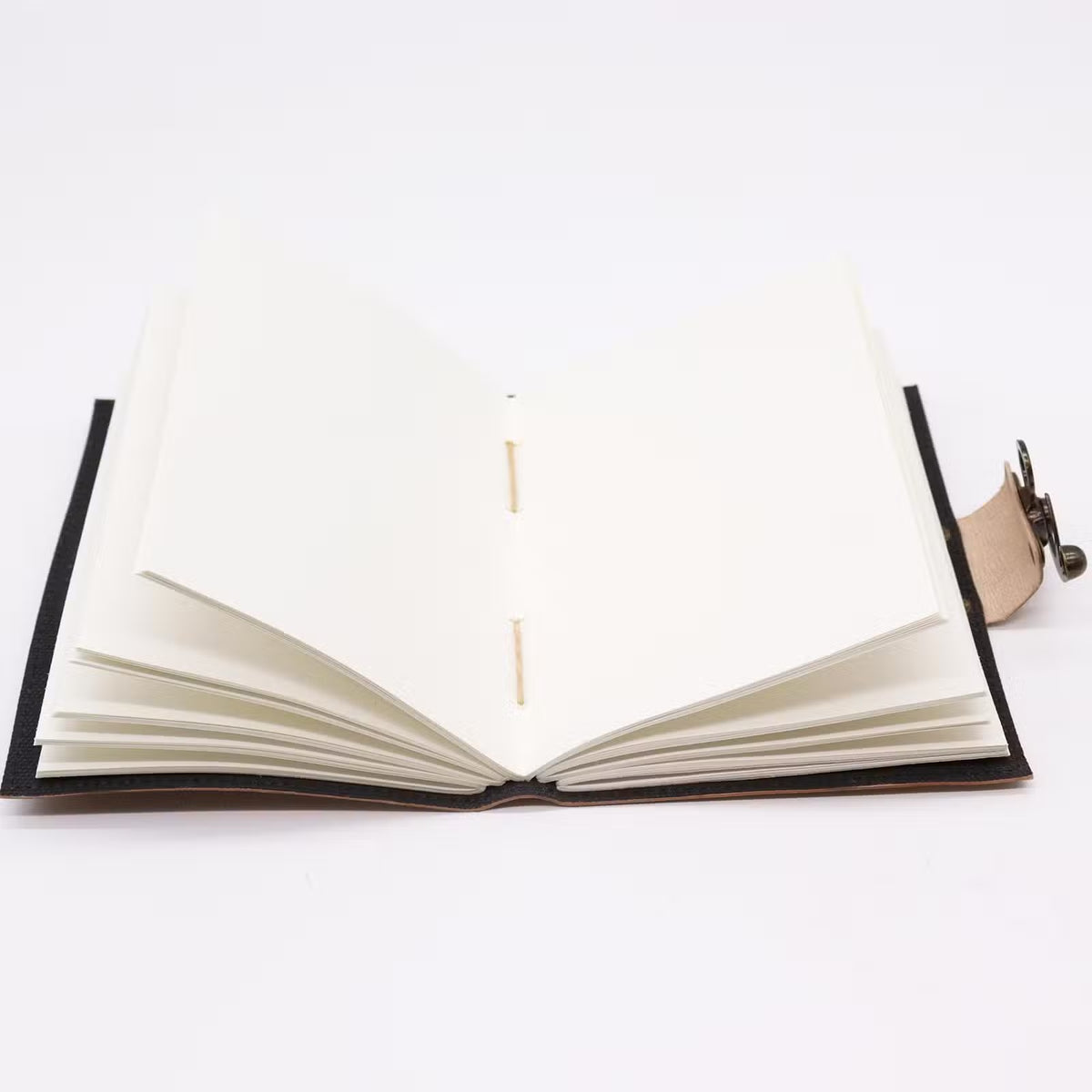 Agendă vintage din piele „Călătorie”, cu 200 de pagini simple, închidere metalică, elemente decorative cu urme de pași și busolă, dimensiune 13 × 18 cm, culoare tan închis
