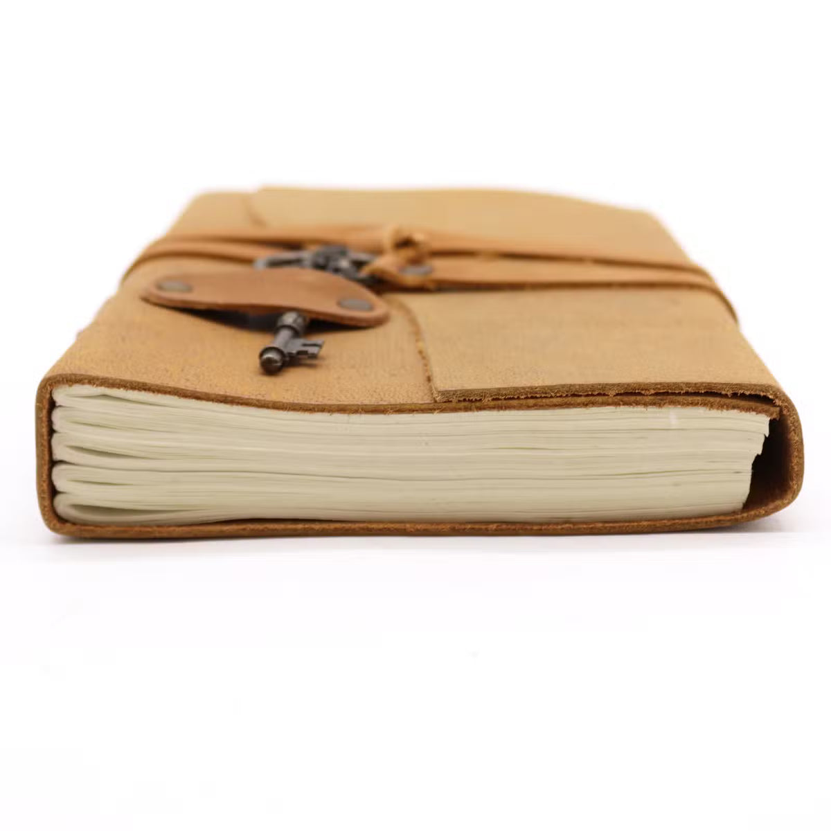 Agendă vintage cu copertă din piele impregnată, ornament metalic în formă de cheie, 200 de pagini și dimensiune 13 × 18 cm
