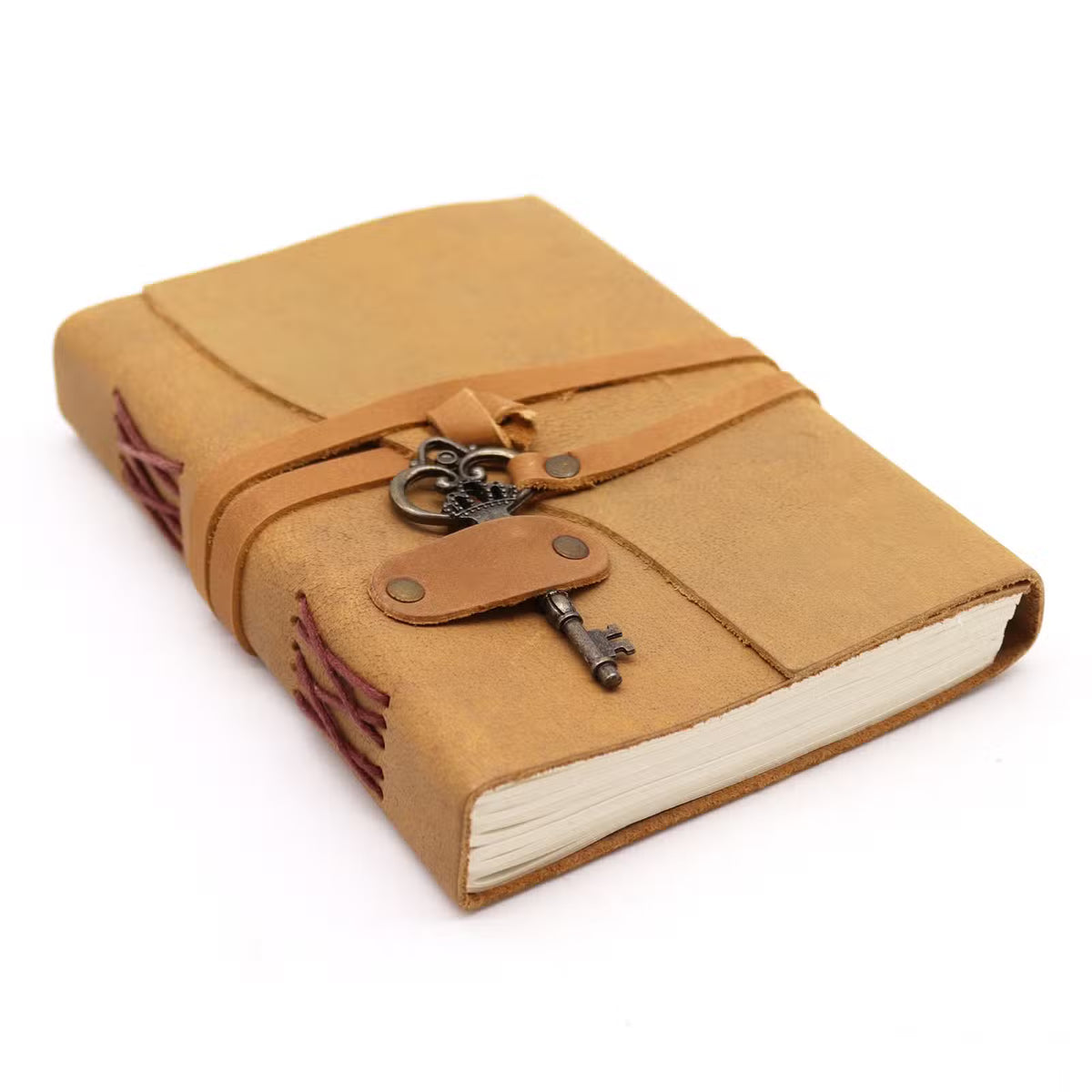 Agendă vintage cu copertă din piele impregnată, ornament metalic în formă de cheie, 200 de pagini și dimensiune 13 × 18 cm