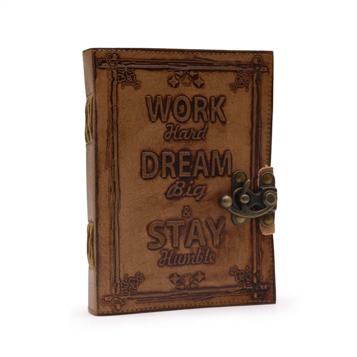 Agendă vintage din piele, cu mesajul „Work Hard, Dream Big & Stay Humble”, 200 de pagini simple, închidere metalică și dimensiune 13 × 18 cm, culoare tan deschis