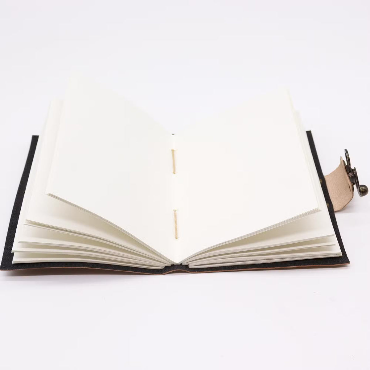 Agendă vintage din piele, cu mesajul „Work Hard, Dream Big & Stay Humble”, 200 de pagini simple, închidere metalică și dimensiune 13 × 18 cm, culoare tan deschis