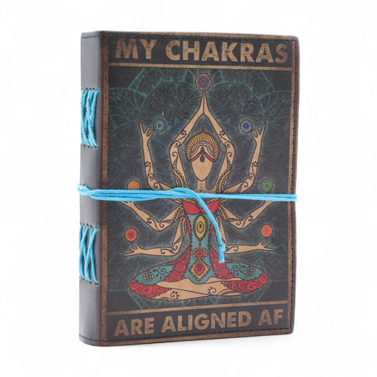 Agendă din piele „My Chakras”, cu design inspirat de simbolistica chakrelor, 200 de pagini și format 18 × 13 cm, pentru notițe, reflecții, meditație și schițe – Cotomag.