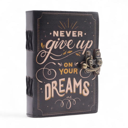 Agendă din piele „Never Give Up On Your Dreams”, cu mesaj inspirațional, 200 de pagini și format 18 × 13 cm – Cotomag
