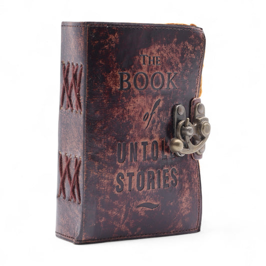 Agendă din piele vintage „The Book of Untold Stories”, cu 200 de pagini cu margini neregulate, format compact 15 × 10 cm și coperți cusute manual – Cotomag.